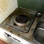 ミニキッチンクリーニング前。油汚れのひどい状態の写真